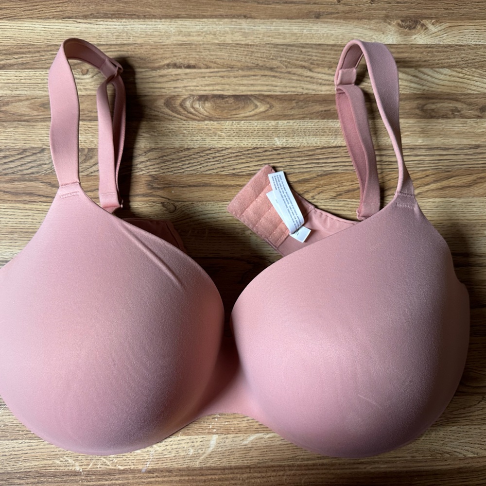 40DDD Bra from target. Worn a few times.
